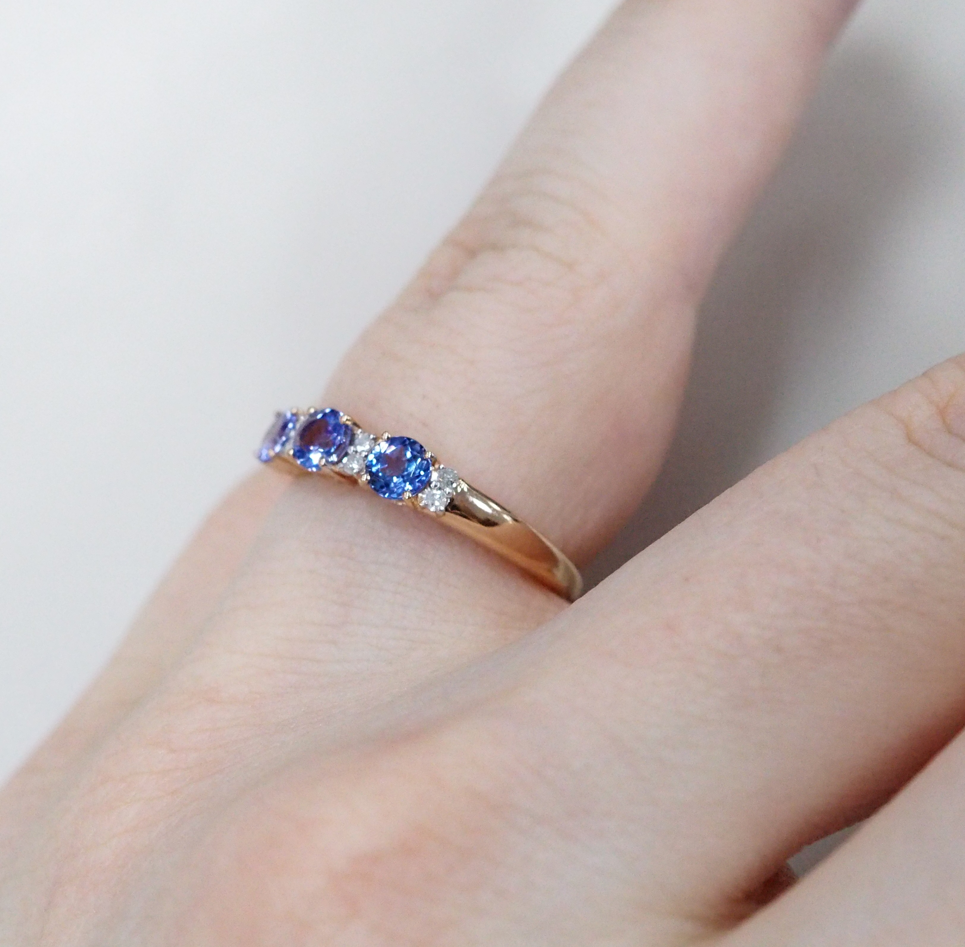 Кольцо из золота с танзанитами